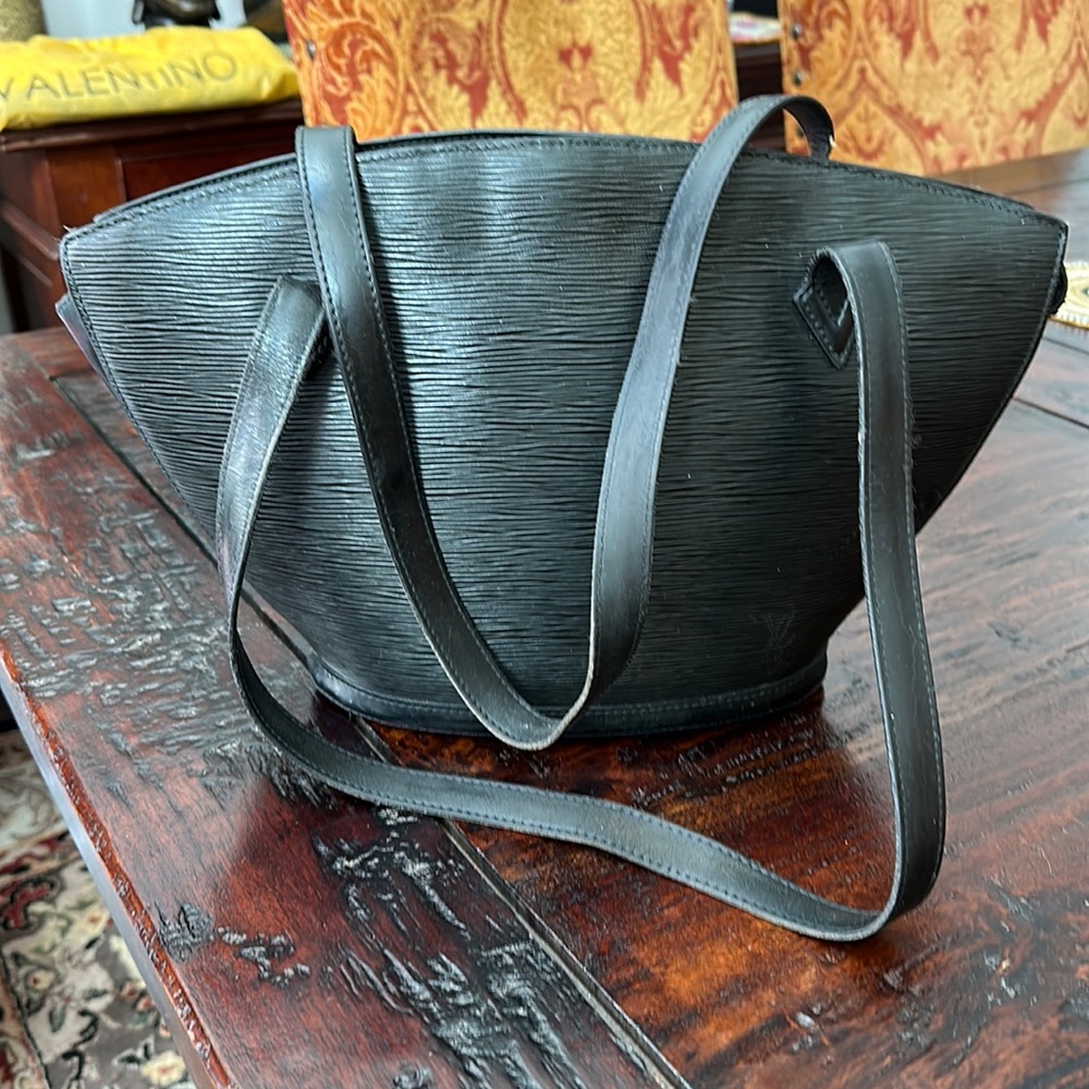 Authentic Louis Vuitton st. Jacques Epi leather. used. Good condition.